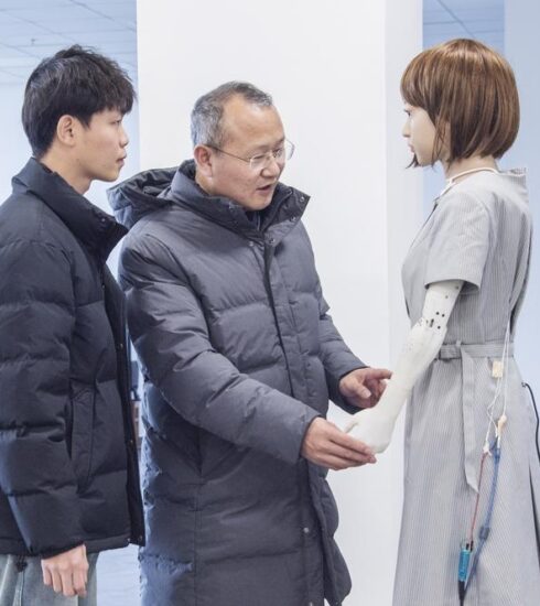 Giáo sư Liu Xiaofeng nói chuyện với một nghiên cứu sinh về robot hình người tại Đại học Hà Hải. Ảnh: Xinhua