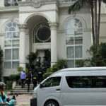 Bộ Công an và VKSND Tối cao đến nhà bà Loan, sáng 19/7. Ảnh: Trọng Nghĩa