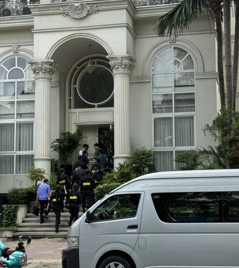 Bộ Công an và VKSND Tối cao đến nhà bà Loan, sáng 19/7. Ảnh: Trọng Nghĩa