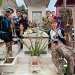 Mauritz Pretorius cùng gia đình vợ viếng mộ ở nghĩa trang TP Thủ Đức, TP HCM, tháng 6/202. Ảnh: Nhân vật cung cấp