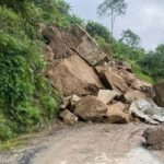 Nhiều tảng đá lớn sạt xuống đường ở Hà Giang. Ảnh: Loan Tiến