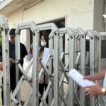 Ông Lê Hồng Phương (phải) không thể vào khuôn viên Công ty CP Tân Tân - nơi ông làm Chủ tịch kiêm Giám đốc. Ảnh: Thừa phát lại