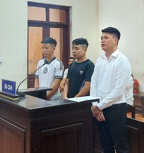 Từ phải qua, bị cáo Dũng, Chuẩn, Đạt tại tòa ngày 14/8. Ảnh: Danh Lam