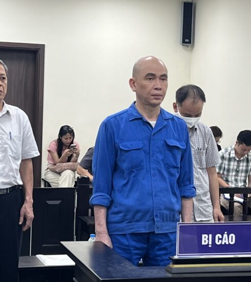 Ông Lê Huy Lân (áo xanh), ông Lê Văn Khương (trái) và ông Nguyễn Xuân Phong tại tòa. Ảnh: Danh Lam