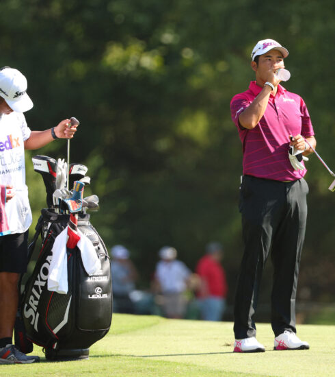 Hideki Matsuyama bên caddie mượn Taiga Tabuchi tại vòng hai FedEx St. Jude Championship trên sân TPC Southwind, Memphis, Tennessee, Mỹ ngày 16/8/2024. Ảnh: AFP