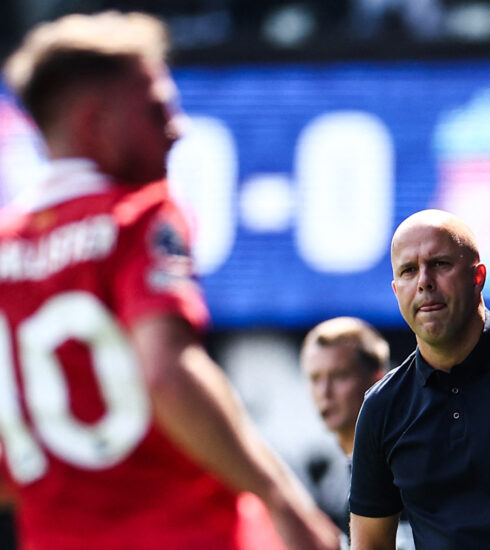 HLV Arne Slot quan sát các cầu thủ Liverpool trong trận đấu Ipwich Town ở vòng 1 giải Ngoại hạng Anh mùa 2024-2025. Ảnh: AFP.