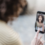 Nhiều chuyên gia tự xưng lợi dụng nền tảng mạng xã hội để trục lợi bằng việc bán khóa học dởm. Ảnh minh họa: Bluebird Pexel