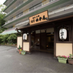 Nhân viên quán trọ suối nước nóng Yumori Tanakaya cách Tokyo vài giờ chạy xe từng bị khách hàng lăng mạ bằng lời nói. Ảnh: Yumori Tanakaya