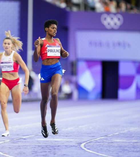 VĐV CH Dominica Marileidy Paulino mừng sau khi về nhất chung kết chạy 400m nữ Olympic Paris 2024 ngày 9/8. Ảnh: AP