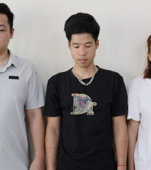 Phương, Tuấn Anh và Hoa (từ trái sang) tại cơ quan điều tra. Ảnh: Tuyết Nhung