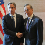 Ngoại trưởng Anthony Blinken (trái) và Ngoại trưởng Vương Nghị bắt tay tại Lào hôm 27/7. Ảnh: AFP