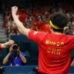 Mã Long (trái) mừng HC vàng thứ sáu của anh tại Thế vận hội, ở chung kết bóng bàn đồng đội nam Olympic 2024 gặp Thụy Điển, thành phố Paris, Pháp tối 9/8. Ảnh: Reuters