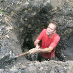 Cựu binh Brian John Cleaver tìm kiếm hố chôn tập thể trong rừng cao su xã Bình Mỹ, năm 2013. Ảnh: Tư liệu