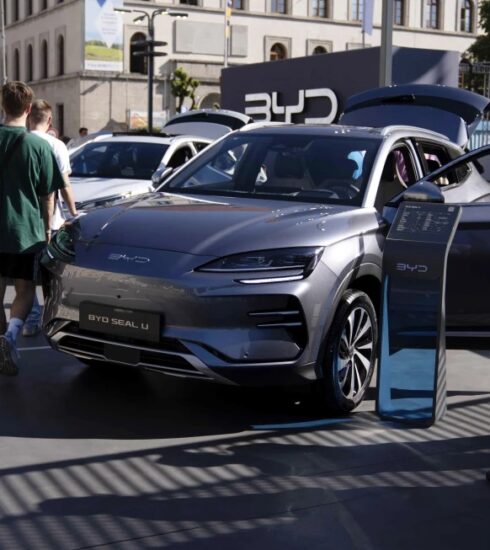 Khách tham quan xe BYD Seal U tại một triển lãm ở Munich (Đức) năm 2023. Ảnh: AP