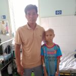 Anh Tiang Tách và con trai Katơr Minh Thành ở Bệnh viện Nhi đồng 2 TP HCM, chiều 27/7. Ảnh: Nhân vật cung cấp