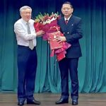 Chánh án Tối cao Nguyễn Hòa Bình trao quyết định cho ông Trần Thanh Hoàng. TAND Cấp cao