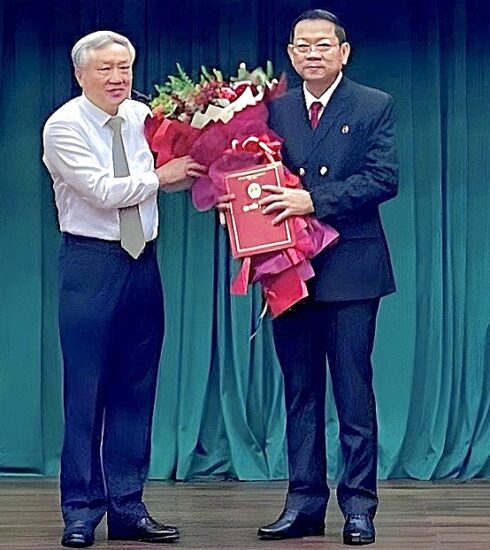 Chánh án Tối cao Nguyễn Hòa Bình trao quyết định cho ông Trần Thanh Hoàng. TAND Cấp cao