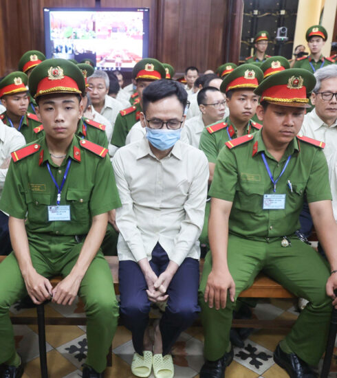 Các bị cáo trong đại án Đăng kiểm Việt Nam tại tòa. Ảnh: Quỳnh Trần