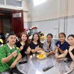 Chị Phương Anh (áo đen, thứ ba từ trái qua) cùng các con dùng bữa ở nhà thuộc quận Tân Bình, TP HCM, tháng 7/2024. Ảnh: Nhân vật cung cấp