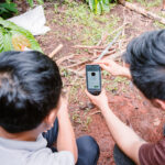 Nhóm sử sụng App đo dinh dưỡng cây trồng. Ảnh: Nhóm nghiên cứu