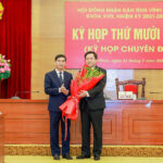 Bí thư Tỉnh ủy Vĩnh Phúc Dương Văn An (trái) tặng hoa chúc mừng tân Chủ tịch tỉnh Trần Duy Đông. Ảnh: BaoVinhPhuc