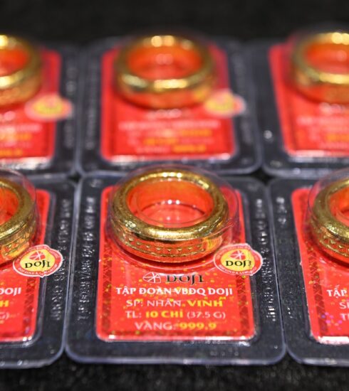 Giao dịch vàng nhẫn tại một cửa hàng trên đường Trần Nhân Tông (Hà Nội), tháng 5/2024. Ảnh: Giang Huy