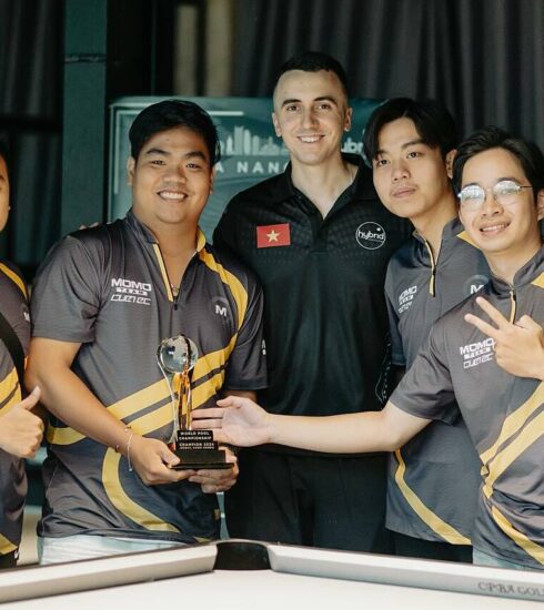 Đương kim vô địch pool 9 bi thế giới, Fedor Gorst (giữa) trong một giải đấu giao lưu ở Đà Nẵng ngày 25/6/2024. Ảnh: FBNV