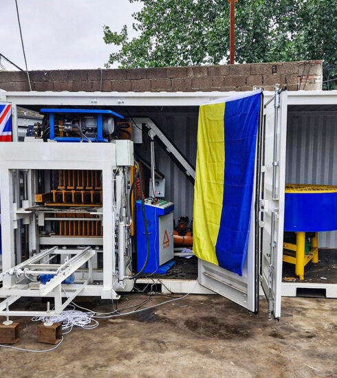 Nhà máy sản xuất gạch di động khá nhỏ gọn, đặt vừa trong container. Ảnh: MCC