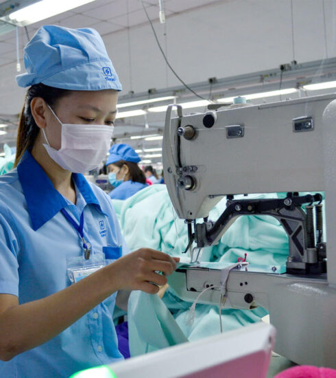 Công nhân đang làm việc tại nhà máy may của Garmex Sài Gòn hồi trước dịch. Ảnh: GMC