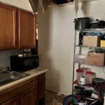 Cảnh sát công bố hình ảnh trần nhà bị sụp khiến nghi phạm rơi xuống khỏi nơi ẩn náu trên gác mái. Ảnh: USMSMemphis