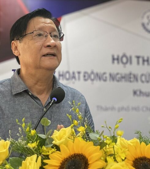 PGS.TS Lê Hoài Quốc, Chủ tịch Hội tự động hóa TP HCM chia sẻ tại hội thảo, chiều 14/8. Ảnh: Hà An