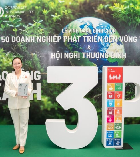 Bà Trần Phương Ngọc Thảo - Phó chủ tịch hội đồng quản trị kiêm Chủ tịch Ủy ban ESG PNJ đại diện doanh nghiệp nhận giải thưởng. Ảnh: Kế Châu