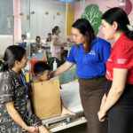 Đại diện FPT Long Châu, Quỹ Hy vọng và Dược Hậu Giang trao tài trợ cho các bệnh nhi tại Bệnh viện TW Huế.