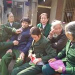 Ông Hoàng Văn Thắng (áo xanh đen, đội mũ), bà Bùi Thị Loan (ngồi cạnh bên phải ông Thắng) ở huyện Chợ Đồn, tỉnh Bắc Kạn được các đồng đội ở Thái Nguyên lên thăm, năm 2022. Ảnh: Trần Thị Hoài