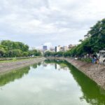 Nước sông Tô Lịch chuỷen màu xanh ngắt, không còn mùi hôi thối bốc lên, chiều 29/7. Ảnh: Quỳnh Nguyễn