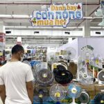 Một số người dân nói sẽ chờ đến tháng 7 âm lịch để mua được đồ giá rẻ khi có nhiều chương trình khuyến mại được triển khai. Ảnh minh họa: Quỳnh Nguyễn