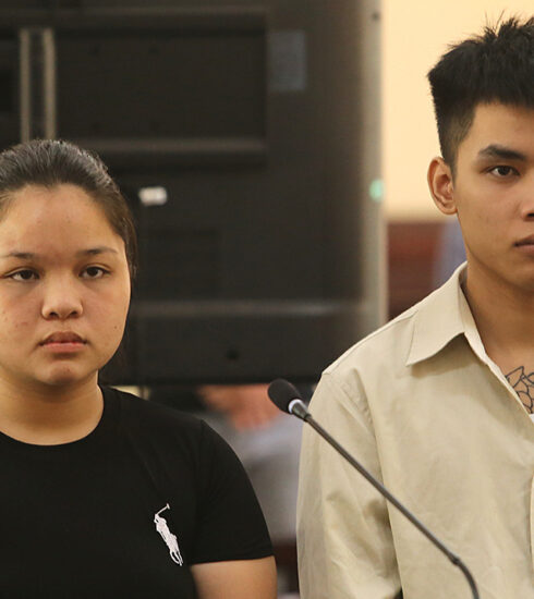 Nguyễn Thị Hướng và Đoàn Văn Nhớ tại phiên tòa sơ thẩm sáng 9/8. Ảnh: Đắc Thành