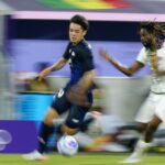 Tiền vệ Nhật Bản Koki Saito (số 10) đi bóng trong trận thắng Mali 1-0 ngày 27/7 trên sân Matmut Atlantique, Bordeaux. Ảnh: Kyodo