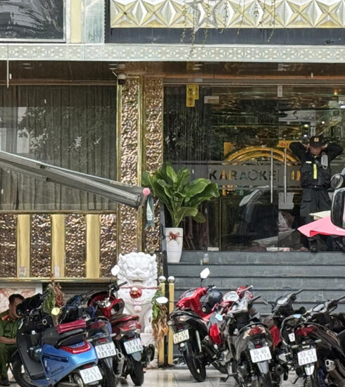 Cảnh sát phòng toả cửa trước của nhà hàng Karaoke. Ảnh: Trọng Nghĩa