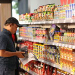 Khách đang xem sản phẩm Masan Consumer bày bán tại một cửa hàng thuộc WinCommerce. Ảnh: MSN