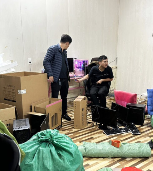 Cảnh sát khám xét một ngôi nhà ở TP Bảo Lộc thu giữ nhiều máy tính, tiền âm phủ. Ảnh: Hoài Thanh