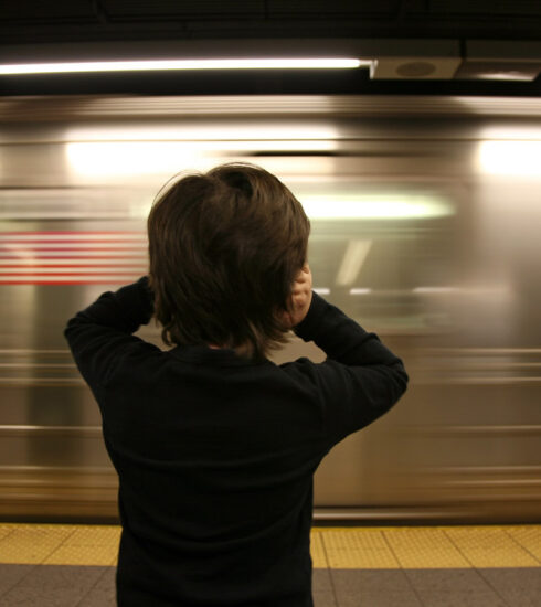 Tàu điện ngầm có thể phát ra tiếng rít khó chịu. Ảnh: DougSchneiderPhoto