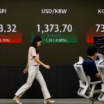 Bảng điện tử trong phòng giao dịch của một ngân hàng ở Seoul (Hàn Quốc). Ảnh: Reuters