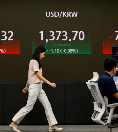 Bảng điện tử trong phòng giao dịch của một ngân hàng ở Seoul (Hàn Quốc). Ảnh: Reuters