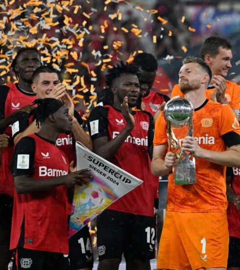 Các cầu thủ Leverkusen nâng Siêu Cup Đức trên sân nhà BayArena, sau khi thắng Stuttgart 4-3 trong loạt luân lưu tối 17/8. Ảnh: AFP