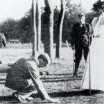 Bà Margaret Abbott (đầm trắng) trong lúc thi golf ở Olympic Paris 1900. Ảnh: USA Golf