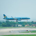 Một máy bay Vietnam Airlines đang hạ cánh tại sân bay Nội Bài. Ảnh: Lưu Quý