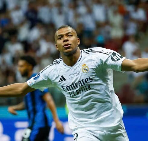 Mbappe mừng bàn trong trận Real Madrid thắng Atalanta 2-0 trên sân Quốc gia ở Warsaw, Ba Lan, Siêu cup châu Âu tối 14/8/2024. Ảnh: EFE