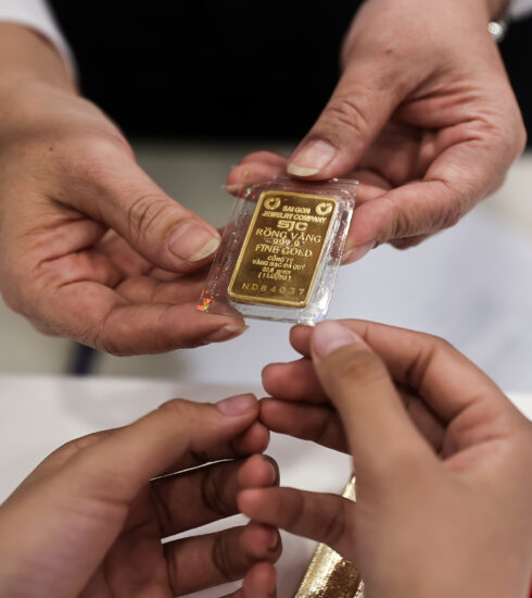 Người dân mua vàng ở Ngân hàng Nông nghiệp và phát triển nông thôn, TP HCM, chiều 3/6. Ảnh: Quỳnh Trần