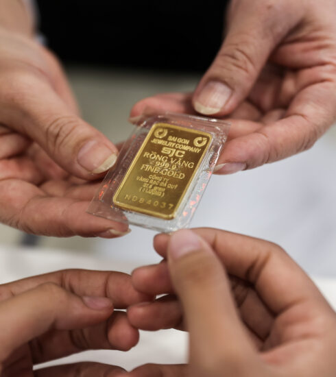 Người dân đang giao dịch vàng miếng SJC hai chữ, tháng 6/2024. Ảnh: Quỳnh Trần
